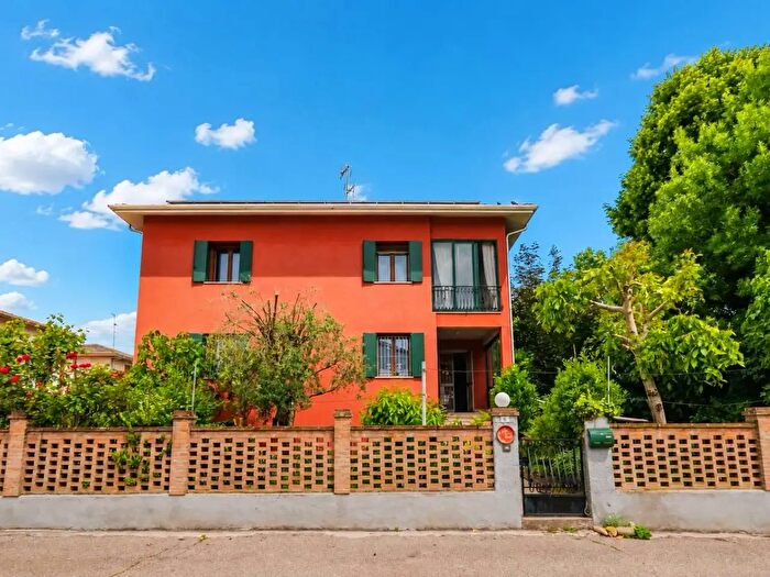 Casa con 8 locali in vendita in Cento
