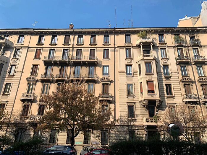 Appartamento quadrilocale in vendita in Via Emilio Caldara, Milano