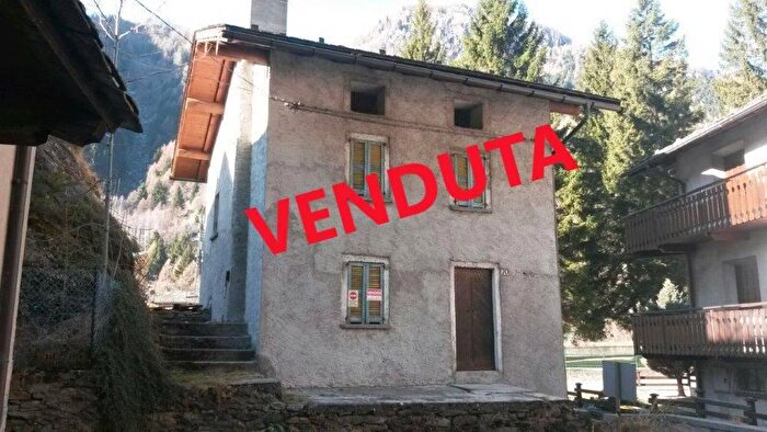 Casa trilocale in vendita in Via Pietra, Campodolcino
