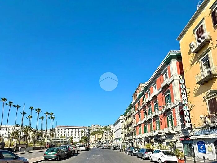 Appartamento con 6 locali in affitto in Via Rione Sirignano, Napoli