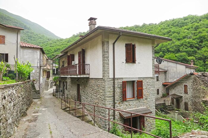 Casa con 7 locali in vendita in Bagnone