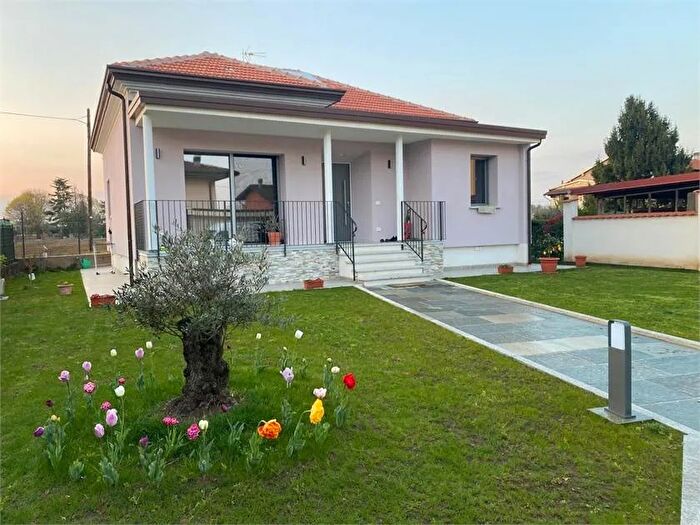 Casa quadrilocale in vendita in Via Raspagna Oleggio No, Oleggio