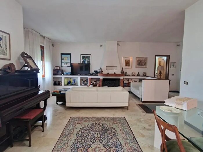 Casa con 10 locali in vendita in Sarzana