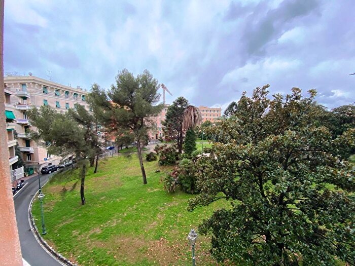 Appartamento con 5 locali in affitto in Piazza Cristoforo Bonavino, Pegli, Genova