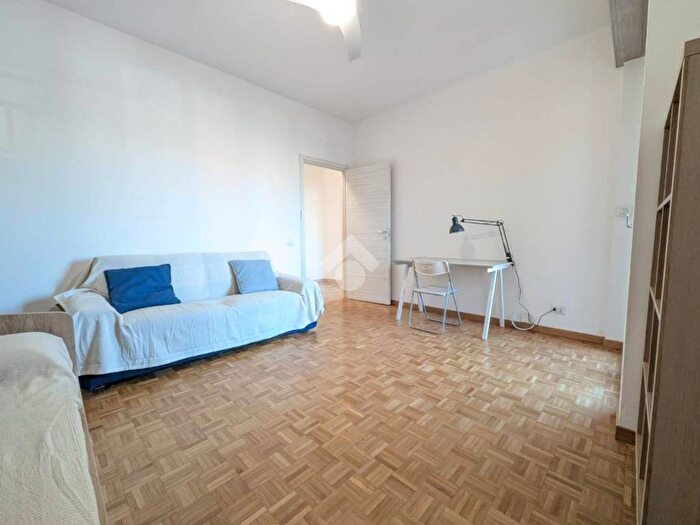 Appartamento quadrilocale in affitto in Piazzale Udine, Udine, Milano