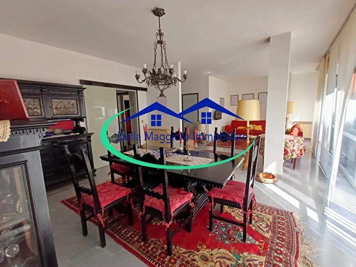 Appartamento con 8 locali in vendita in Via Montebello, Livorno