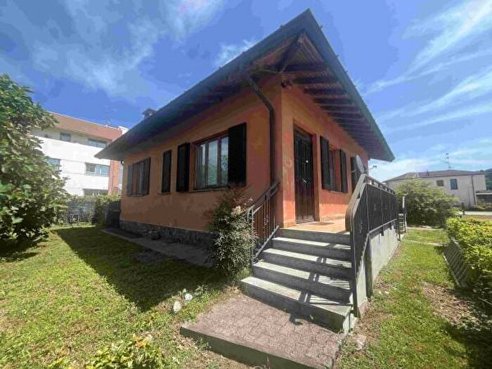 Casa quadrilocale in vendita in Via Don Guanella, Cadrezzate con Osmate