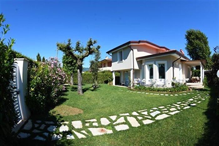 Casa con 6 locali in affitto in Forte Dei Marmi