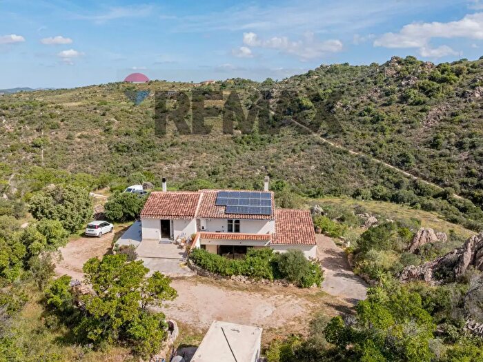 Casa con 10 locali in vendita in Via Sole Ruju, Olbia
