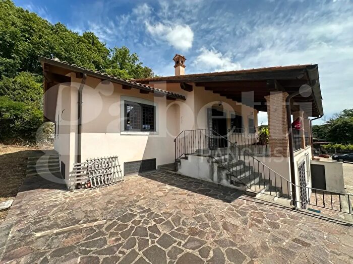 Casa con 9 locali in vendita in Via Oriolese, Manziana