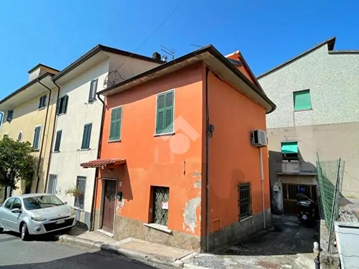 Casa trilocale in vendita in Via Fratelli Grassi, Massa