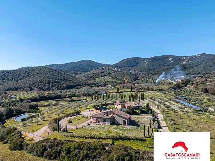 Casa con 9 locali in vendita in Gavorrano