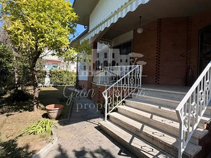 Casa con 8 locali in affitto in Forte Dei Marmi