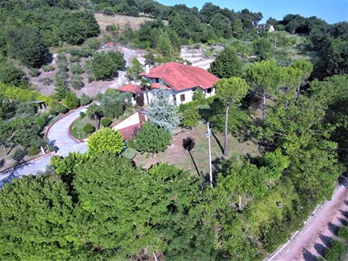 Casa con 6 locali in vendita in Urbino