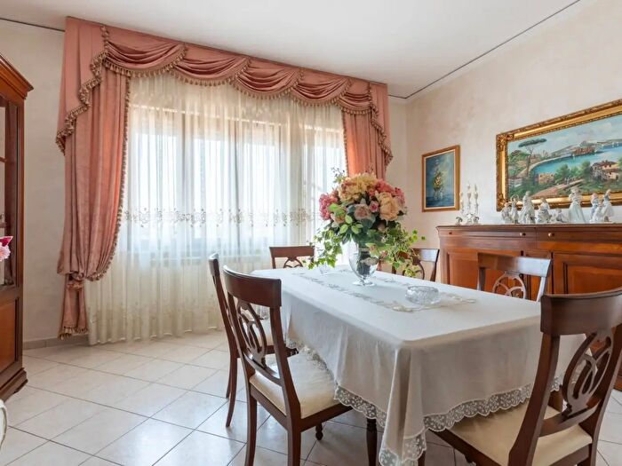 Appartamento con 6 locali in vendita in Via Pesciatina, Lucca