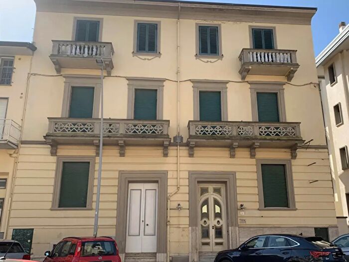 Casa con 18 locali in vendita in Viareggio