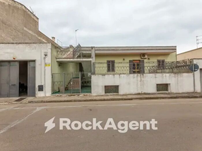 Casa con 6 locali in vendita in Via N Bixio, Melendugno