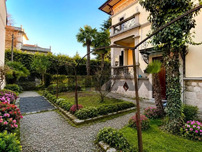Casa con 11 locali in vendita in Via Carcano, Lesa