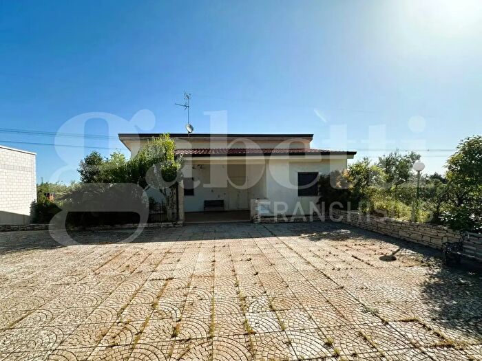Casa in vendita in Zona Via Castel del Monte, Corato