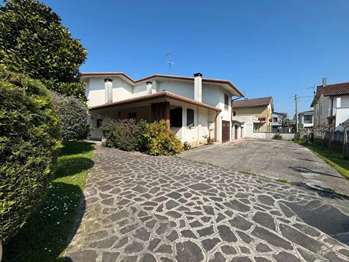 Casa con 5 locali in vendita in Via Alberi Snc, Montagnana