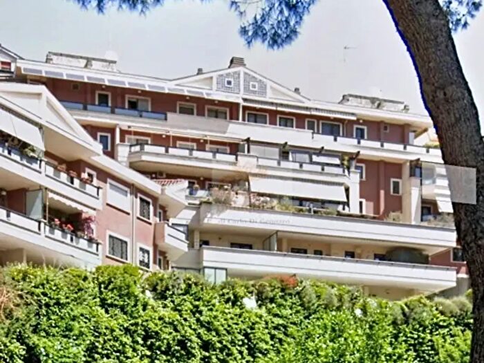 Appartamento trilocale in vendita in Via Luigi Lilio, Roma