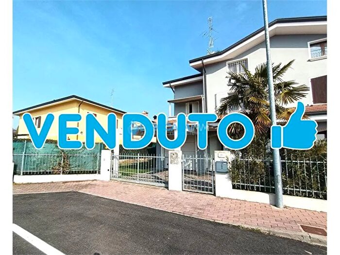 Casa con 6 locali in vendita in Via Giovanni Falcone a Rolo Re, Parma