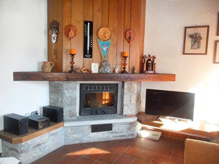 Appartamento trilocale in affitto in Via Don Sisto Bighiani, Staffa, Macugnaga