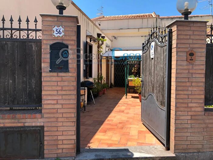Appartamento con 5 locali in affitto in Via Saline, Palermo