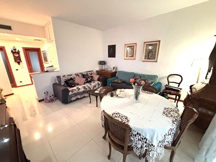 Appartamento trilocale in vendita in Piazza Firenze, Milano