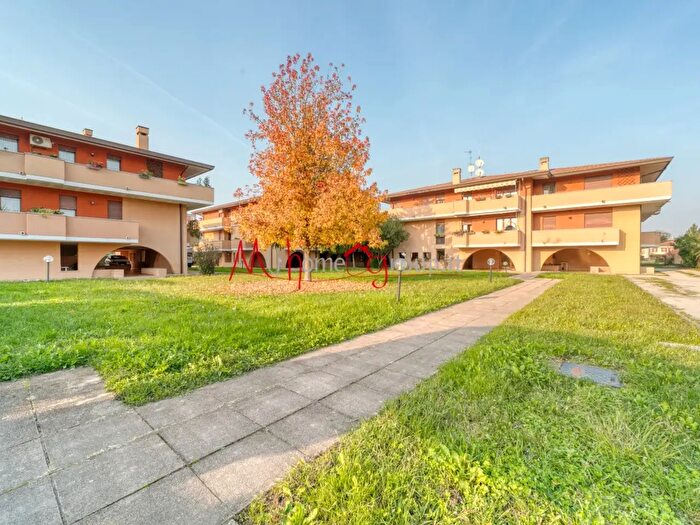 Appartamento quadrilocale in vendita in Via Polesine, Padova