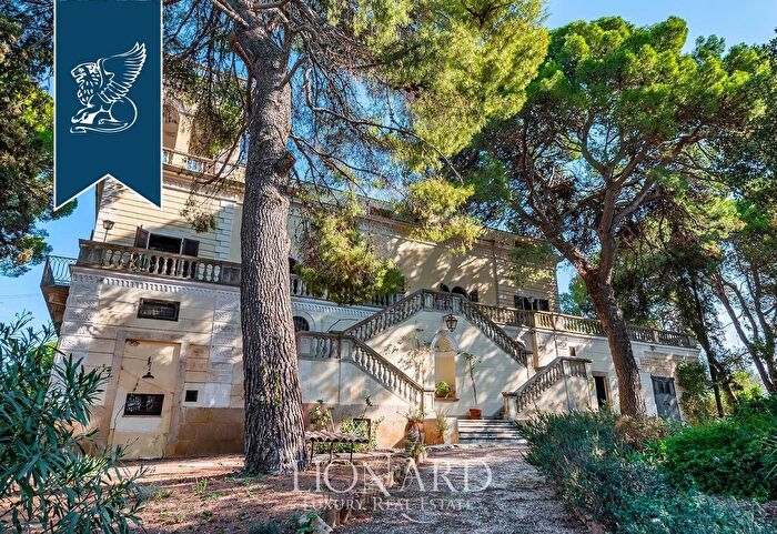 Casa con 17 locali in vendita in Canosa Di Puglia