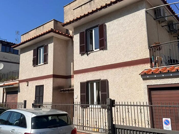 Appartamento trilocale in vendita in Via Melegnano, Roma