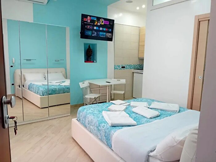 Appartamento monolocale in affitto in Via Santa Brigida, Napoli