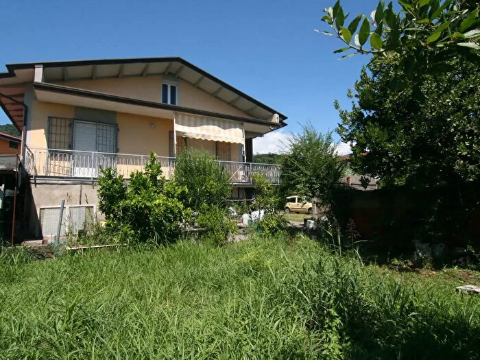 Casa con 10 locali in vendita in Carrara
