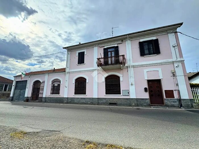 Casa con 8 locali in vendita in Via Carengo, Vercelli