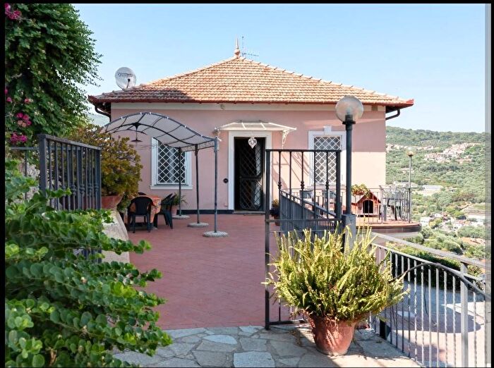 Casa quadrilocale in affitto in Via Diano Castello, Centro, Diano Castello