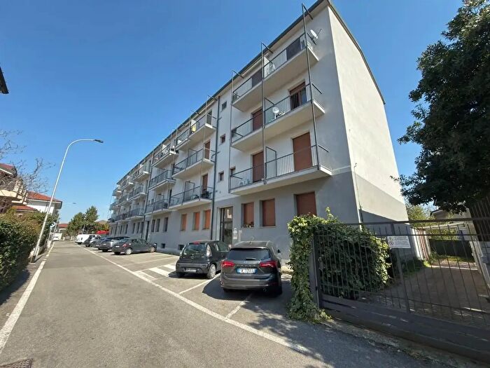 Appartamento bilocale in vendita in Via Santa Rita, Bareggio