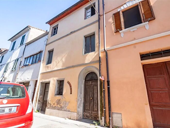 Casa con 8 locali in vendita in Cascina