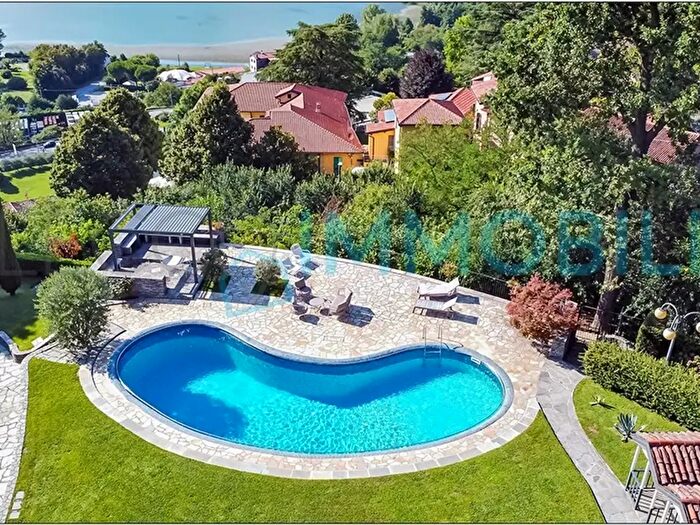 Casa con 11 locali in vendita in Via Privata Molinatto, Oggiono