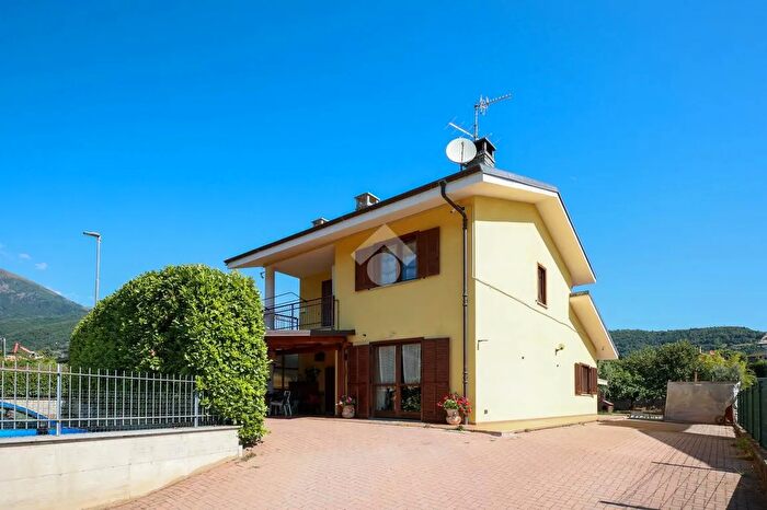 Casa con 7 locali in vendita in Viale De Amicis, Luserna San Giovanni