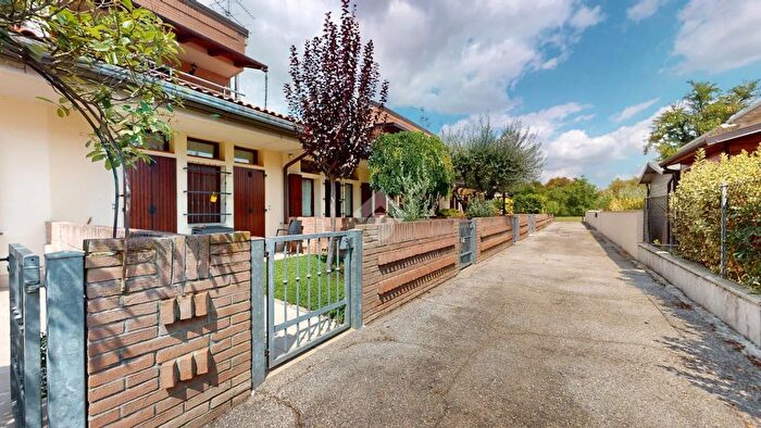 Casa trilocale in vendita in Via San Isidoro, Cento