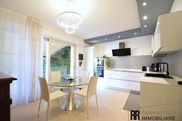 Casa con 6 locali in vendita in Via Nicolò Tron, Schio