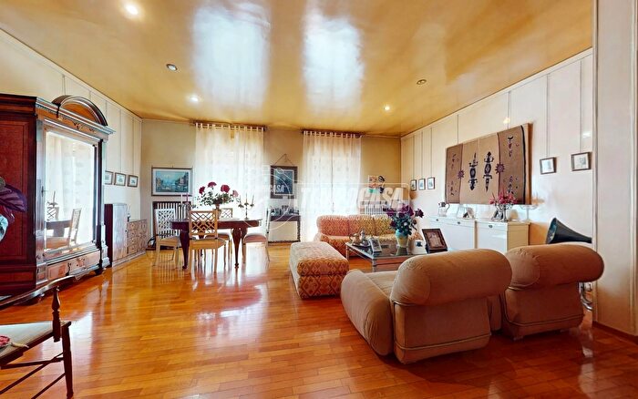 Appartamento con 6 locali in vendita in Via degli Aranci, Rutigliano