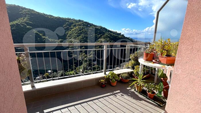 Appartamento quadrilocale in vendita in Via Tre Pini, Genova