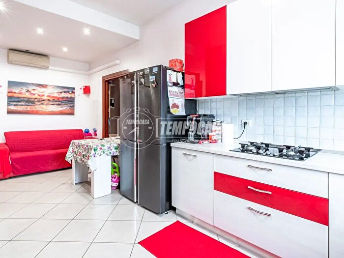 Appartamento trilocale in vendita in Via SantAlessandro, Caronno Pertusella