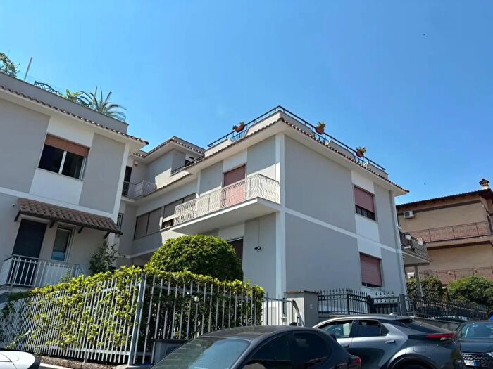Appartamento trilocale in affitto in Via Cortale, Roma