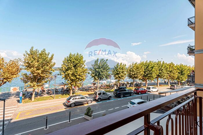 Appartamento con 5 locali in vendita in Arona