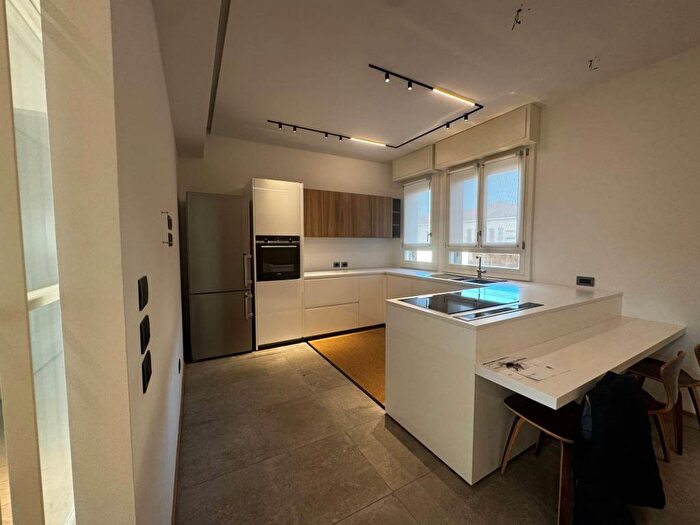 Appartamento con 6 locali in affitto in Viale Lodovico Antonio Muratori, Viali, Modena