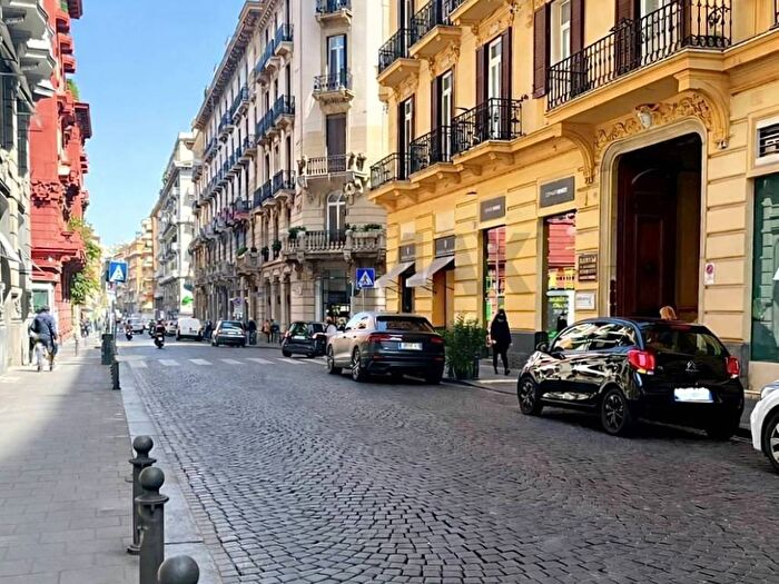 Appartamento con 6 locali in affitto in Via Dei Mille, Chiaia, Napoli