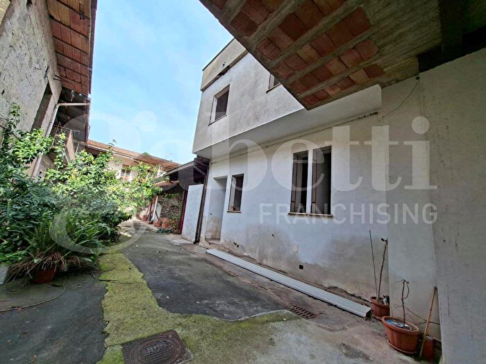 Casa con 10 locali in vendita in Via Mercadante Snc, Santa Maria Capua Vetere